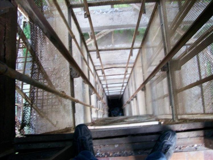Я все еще здесь, в центре зала…