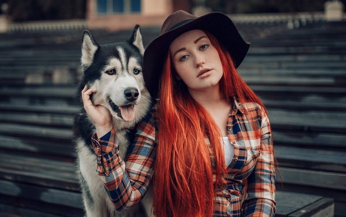 _Red-haired_girl_in_black_hat_sits_-min