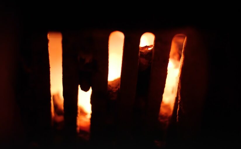 Цілуй, цілуй мене через грати…