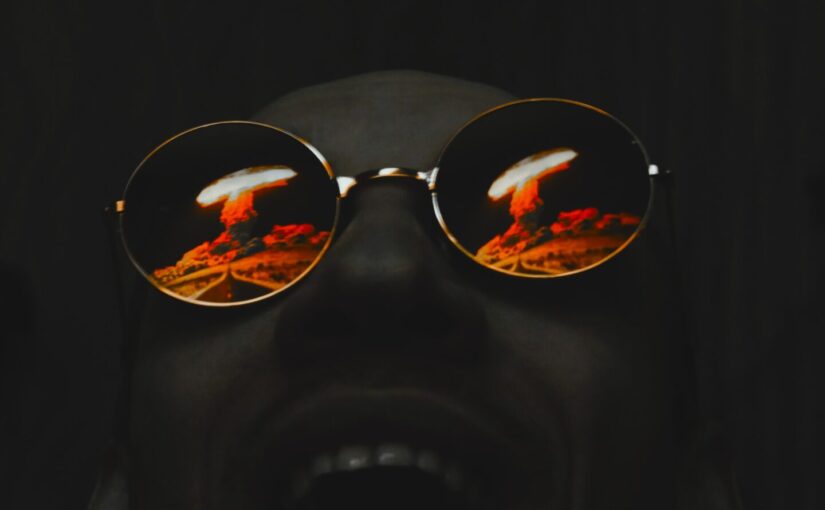 А в наших втомлених очах відбивається світанку сонце..